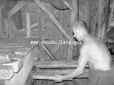 漸行漸遠(yuǎn)的木榨油作坊 終究將被現(xiàn)代工業(yè)榨油技術(shù)替代(圖1)