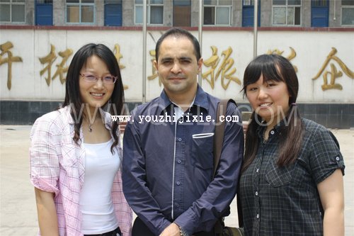 伊朗和馬來(lái)西亞客戶(hù)同時(shí)來(lái)企鵝公司購(gòu)買(mǎi)生產(chǎn)